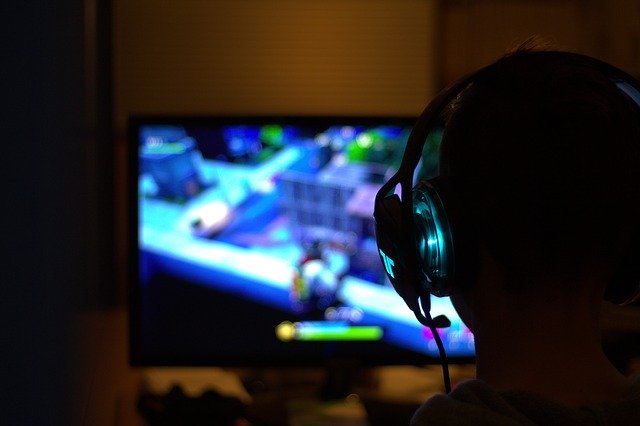 Chlapec so slúchadlami hrá videohry, tma, gamer.jpg